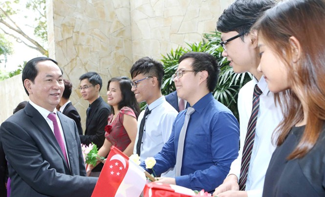 Làm sâu sắc hơn quan hệ Đối tác chiến lược với Singapore Các sinh viên tại Singapore chào đón Chủ tịch nước Trần Đại Quang và Phu nhân. Ảnh: TTXVN