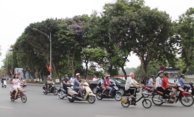 Dịch vụ gì cho phố đi bộ quanh Hồ Gươm? Kể từ 1/9 CSGT Hà Nội sẽ bắt đầu thực hiện thí điểm không gian đi bộ khu vực hồ Hoàn Kiếm. Ảnh: Như Ý