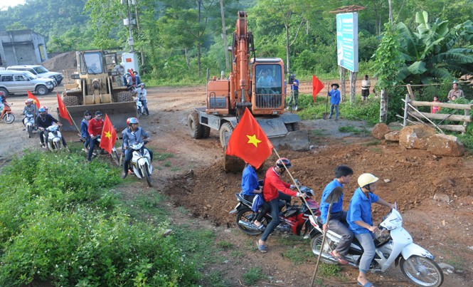 Vĩ thanh miền biên viễn Gần 1.000 TNTN hành quân lên Tri Lễ làm đường giúp các thầy giáo cắm bản, sau phóng sự đăng trên Tiền Phong. Ảnh: Quang Long