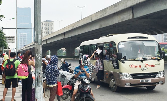 Hà Nội quyết “xóa” xe khách xuyên tâm Xe khách BKS 89B-00641 (Hưng Yên) bắt khách và chạy trái tuyến trên đường Khuất Duy Tiến những ngày qua. Ảnh: A.Trọng