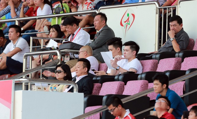 Cúp vô địch V.League 2016: Khó thoát “anh em” nhà Hà Nội T&T! Bầu Hiển dự khán trận đấu giữa FC Sài Gòn và Hà Nội T&T trên sân Thống Nhất cuối tuần qua. Ảnh: VSI