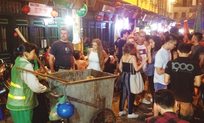 Phố cổ Hà Nội sau 0 giờ Một công nhân vệ sinh đi thu rác ở phố Tạ Hiện lúc 23h26 ngày 26/8. Ảnh: Trường Phong