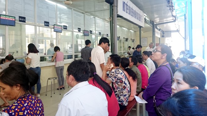 Dân mất quyền lợi bảo hiểm y tế 5 năm liên tục: BHXH sẽ sửa sai Người nhà bệnh nhân chờ làm thủ tục BHYT tại Bệnh viện Việt Đức (Hà Nội). Ảnh: Như Ý