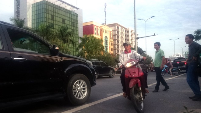 'Cò' xe khách, xe ôm lộng hành trên cao tốc Xe ôm không đội mũ bảo hiểm đi ngược chiều trên đường cao tốc. Ảnh: Thanh Hà