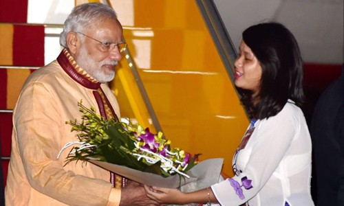 Thủ tướng Ấn Độ bắt đầu thăm chính thức Việt Nam Thủ tướng Ấn Độ Narendra Modi (trái) tại sân bay Nội Bài. Ảnh: Rediff