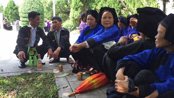 Hát Sli mừng tết Độc lập nơi biên ải Say mê với câu hát, đối đáp với người tâm tình. Ảnh: Duy Chiến