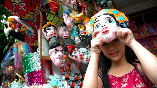 Chơi Trung thu từ thành thị tới miền sơn cước Mặt nạ giấy bồi trên phố Hàng Mã (Hà Nội). Ảnh: Hồng Vĩnh