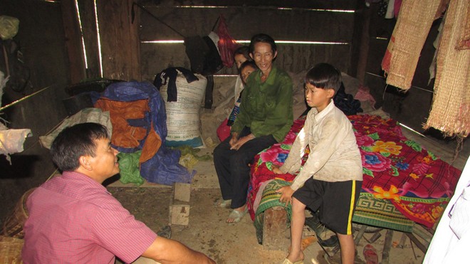 Lên rẫy mời trò Các thầy giáo đang vận động gia đình ông Xồng Nhìa Tu đưa 2 đứa con đang theo lên rẫy về bản.