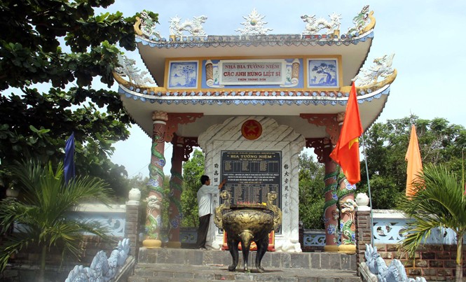 Báu vật của làng Nhà bia tưởng niệm các anh hùng liệt sĩ, bà mẹ Việt Nam anh hùng ở thôn Trung Sơn. Ảnh: Thanh Trần