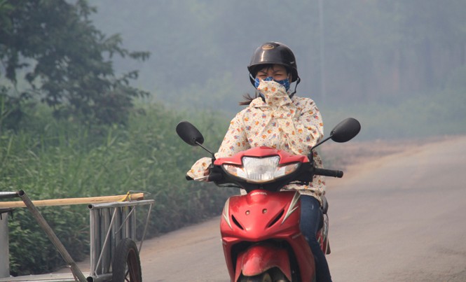 “Sống mòn” bên bãi rác Người dân khi đi qua khu vực bãi rác.