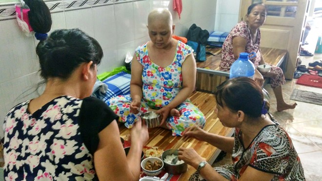 Hẻm… bình tĩnh sống Những người phụ nữ xa lạ ăn chung bữa cơm.