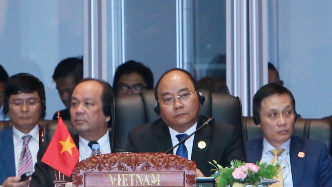 Tăng cường đoàn kết, duy trì vai trò trung tâm của ASEAN Chiều 6/9 tại Lào, Thủ tướng Nguyễn Xuân Phúc dự Phiên toàn thể Hội nghị Cấp cao ASEAN lần thứ 28. Ảnh: TTXVN