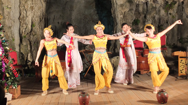 Biến vịnh Hạ Long thành phòng tiệc: Di sản bị đặt sau lợi ích doanh nghiệp? Hang động bị trưng dụng làm phòng tiệc.