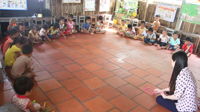 Nhiều nơi thiếu phòng học, nợ lương giáo viên Một lớp học tạm bợ thuộc trường Tiểu học Đôn Xuân C, xã Đôn Xuân, huyện Duyên Hải, tỉnh Trà Vinh. Ảnh: Đại Dương