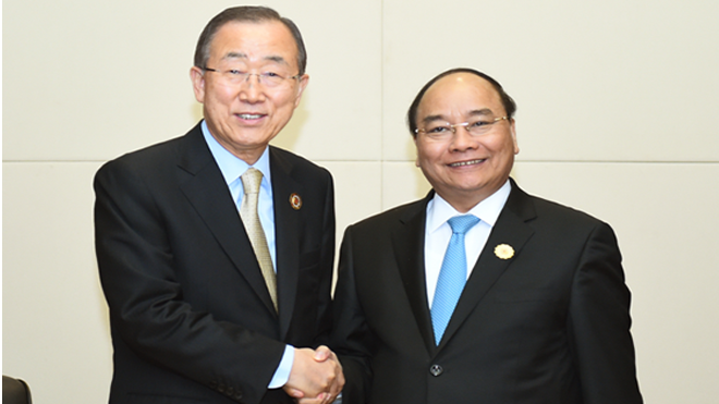 Không chỉ là vấn đề tranh chấp chủ quyền biển, đảo Bên lề Hội nghị Cấp cao ASEAN lần thứ 28-29 và các hội nghị cấp cao liên quan, sáng 8/9 tại Vientiane, Thủ tướng Nguyễn Xuân Phúc hội kiến Tổng Thư ký Liên Hợp Quốc Ban Ki-moon. Ảnh: TTXVN