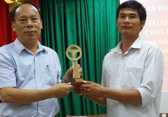 Bình dị mà cao cả Ủy ban ATGT quốc gia tổ chức trao giải thưởng “Vô lăng vàng” đầu tiên năm 2016 cho lái xe Phan Văn Bắc (phải).
