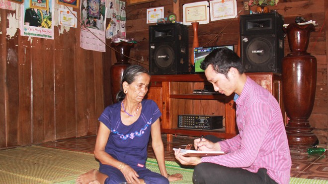 Nữ già làng canh biên giới Nữ già làng Siu Phyin (bên trái)
