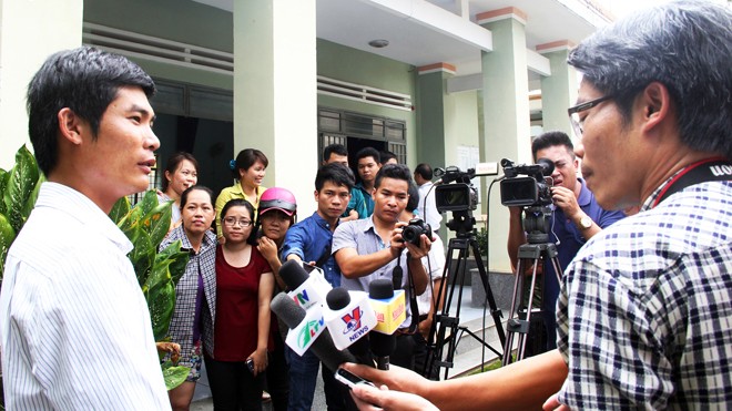 Người hùng đèo Bảo Lộc: Giấu chuyện cứu 30 hành khách vì sợ mẹ lo Người hùng Phan Văn Bắc trong vòng vây của báo chí và người dân.
