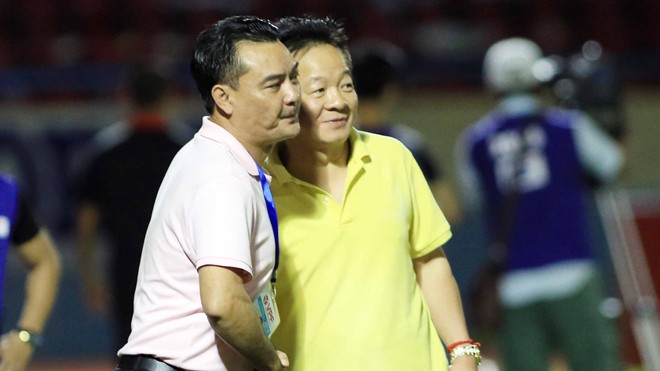 V.League và quyền lực của bầu Hiển Bầu Hiển (phải) chúc mừng chủ tịch CLB Hà Nội T&T Nguyễn Quốc Hội sau chiến thắng quan trọng trước Quảng Ninh cuối tuần qua. Ảnh: VSI