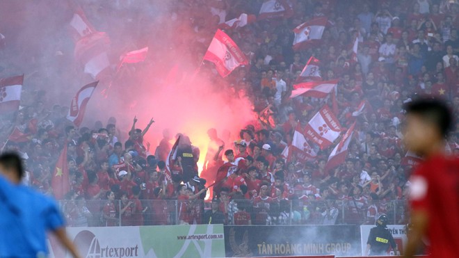 V-League vòng đấu cuối: Hàng Đẫy lo đón CĐV Hải Phòng CĐV Hải Phòng đốt pháo sáng trên sân Hàng Đẫy. Ảnh: VSI