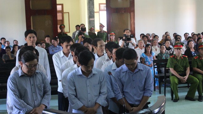 Cựu chủ tịch huyện lĩnh án 12 năm tù Các bị cáo nghe tòa tuyên án.