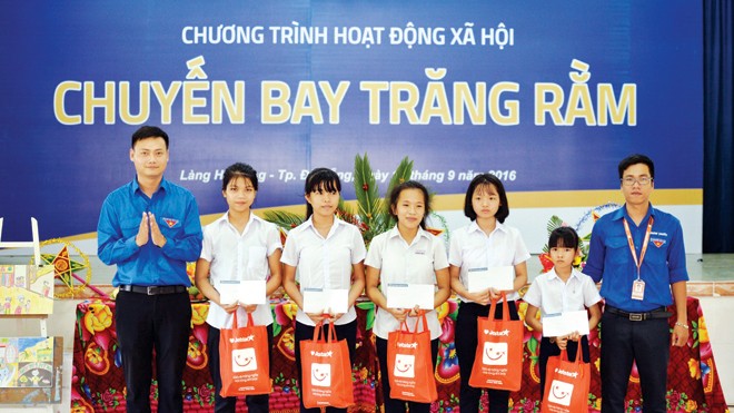 Tuổi thơ bay bổng trên chuyến bay trăng rằm Đại diện Vietnam Airlines và Jetstar Pacific trao tặng các suất học bổng và phần quà cho các em tại Làng Hy Vọng
