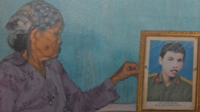 Mẹ già mòn mỏi đợi chờ 37 năm Bà Nguyễn Thị Hồng bên di ảnh con trai Lê Văn Định.