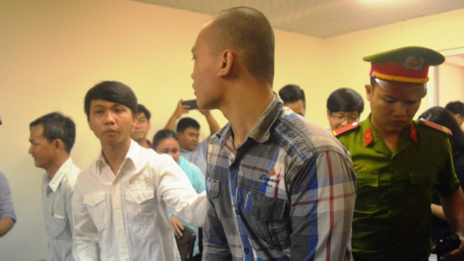 Bật khóc vì được miễn trách nhiệm hình sự Tân và Tuấn động viên nhau sau phiên tòa