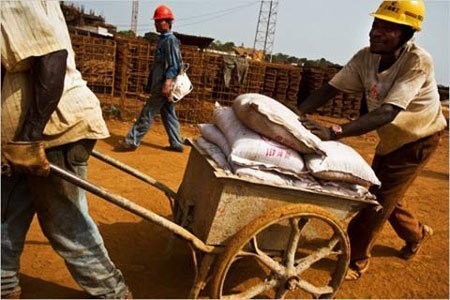 Châu Âu bị chỉ trích bán nhiên liệu bẩn cho châu Phi Nhiều Cty châu Âu đang bị chỉ trích vì bán sang châu Phi loại dầu diesel có hàm lượng chất độc hại ở mức cao