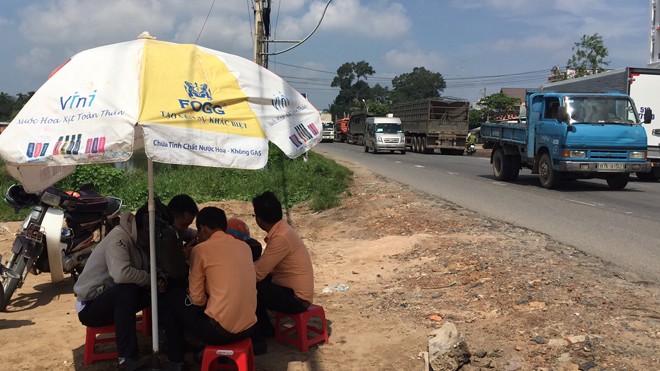 Hầm hập thị trường bất động sản Nhơn Trạch Nhân viên tư vấn bán đất nền bên lề đường. Anh: Đ.D