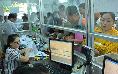 Đổ xô đổi bằng lái xe máy dù còn hạn hơn 3 năm Nhiều người dân chưa nắm rõ thời hạn đổi giấy phép lái xe sang vật liệu PET. Ảnh minh họa.