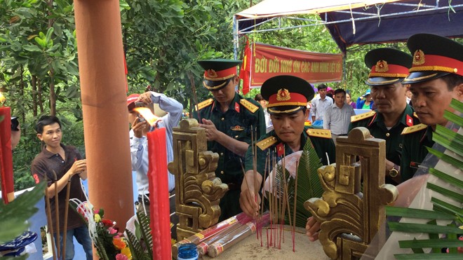 Người linh sơn Nén nhang đồng đội tưởng niệm liệt sĩ Trại Tiệp năm xưa. Ảnh: Trần Tuấn