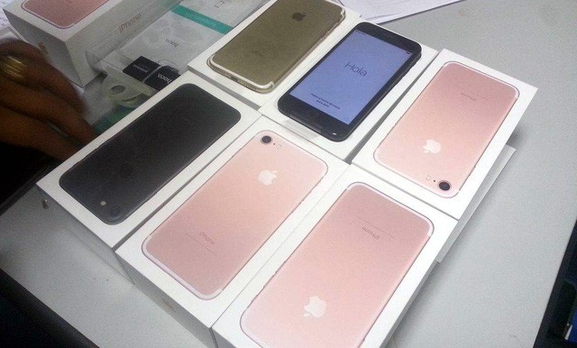 Hà Nội: Phát hiện lô hàng iPhone 7 nghi nhập lậu Số điện thoại iPhone 7 bị cảnh sát thu giữ. Ảnh: Dân trí