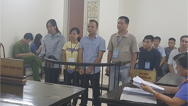 Làm giả giấy vay nợ, đẩy cháu họ tù oan Các bị cáo trong vụ án.