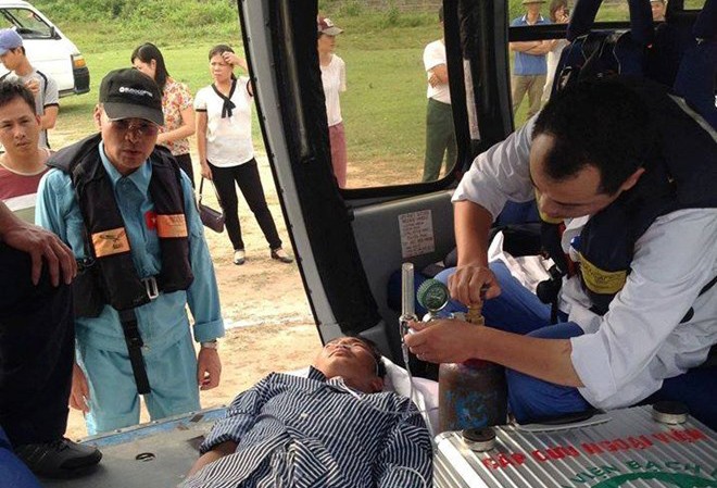 Điều trực thăng cấp cứu ngư dân đau ruột thừa Các bác sĩ đưa bệnh nhân Hải lên trực thăng về Hà Nội cấp cứu. Ảnh: Infonet