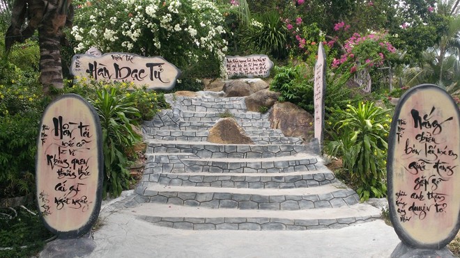 Hàn Mặc Tử - từ chối mọi định vị giới tính Mộ Hàn Mặc Tử trên Đồi Thi nhân đã trở thành một địa điểm thăm quan rất nổi tiếng của Bình Định.