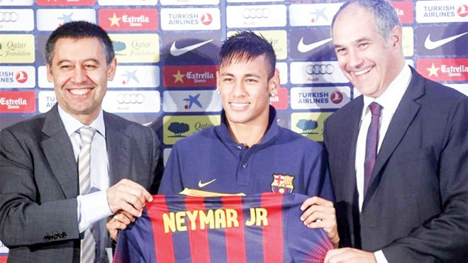 Vụ chuyển nhượng Neymar bị điều tra lại Vụ chuyển nhượng Neymar sang Barca tiếp tục khiến báo chí tốn nhiều giấy mực.