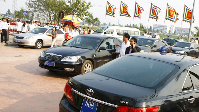 Khoán kinh phí đi lại cho lãnh đạo: Làm thật hay chỉ để PR? Chỉ khoán chi phí với xe công phục vụ chức danh sẽ không tiết kiệm được nhiều. Ảnh: Hồng Vĩnh