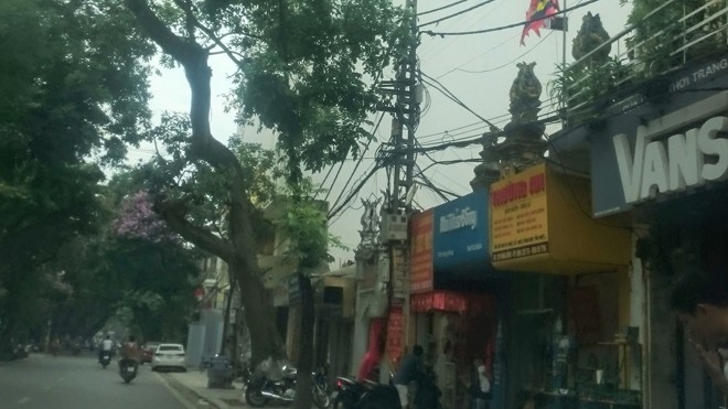 Khó xử lý công trình có 'dán mác' Cụm công trình vi phạm trên phố Hàng Bông (Hoàn Kiếm). Ảnh: Ngọc Cương