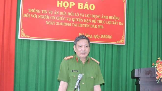 Chủ Facebook 'Diệt giặc nội xâm': Bị buộc tội đưa hối lộ Đại tá Lương Ngọc Lếp, Phó giám đốc Công an tỉnh Đắk Nông, chủ trì buổi họp báo.