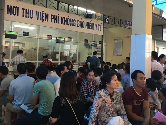 Không có thẻ BHYT, bệnh nhân chịu phí tăng 30% Khám chữa bệnh diện BHYT tại một bệnh viện ở Hà Nội. Ảnh: Người lao động