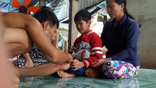 'Thần y' kỳ dị miền Tây: Chữa bá bệnh bằng... thổi phù phù “Thầy” Năm thổi chữa bệnh cho bé trai 7 tuổi.