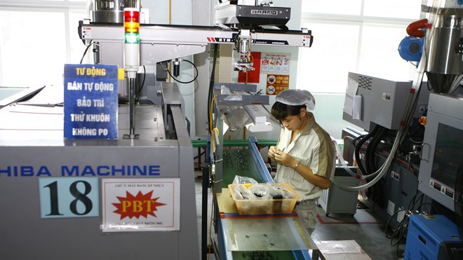 Tạo môi trường minh bạch để DN tư nhân lớn mạnh Nhiều DN tư nhân trong nước gặp khó khăn vì thể chế. Ảnh: Hồng Vĩnh