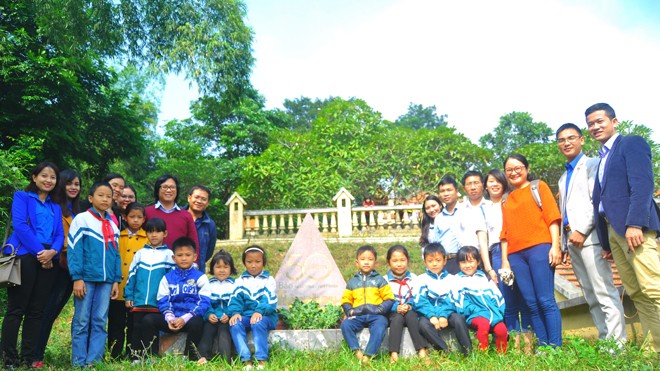 Thăm nơi báo Tiền Phong ra số đầu tiên Đoàn công tác báo Tiền Phong về thăm nơi ra số báo đầu tiên ngày 16/11/1953 tại bản Dõn, xã Minh Thanh (Sơn Dương, Tuyên Quang) Ảnh: Nguyễn Hoàn