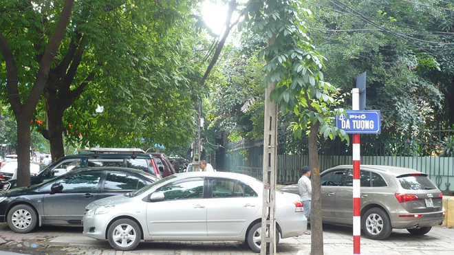 Chọn 5 tuyến phố thí điểm đỗ xe chẵn, lẻ Thay vì đỗ xe 1 bên, từ tháng 11 phố Dã Tượng được đề xuất trông xe hai bên đường theo ngày chẵn, lẻ. Ảnh: T.Đảng