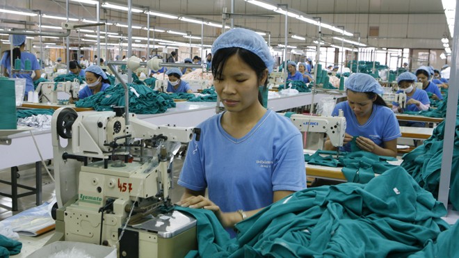 Doanh nghiệp lo lắng phí “bôi trơn” ngày càng tăng Dệt may và ngành giấy có số DN “chết” nhiều nhất. Ảnh: Hồng Vĩnh
