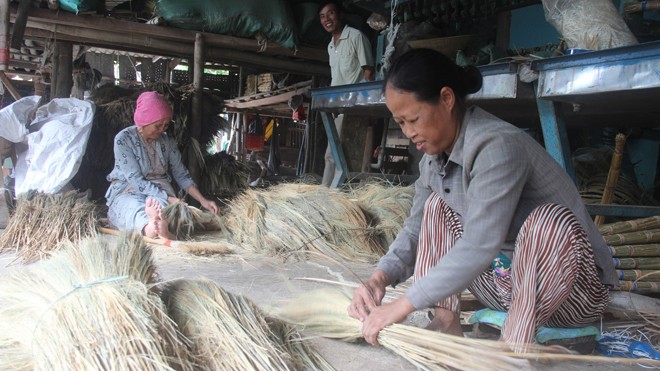 Kiếm tiền tỷ từ chổi đót Bà Nguyễn Thị Mỹ (53 tuổi) chủ cơ sở sản xuất chổi Nhứt Tuấn vẫn tham gia cùng làm với nhân viên. Ảnh: H. Văn