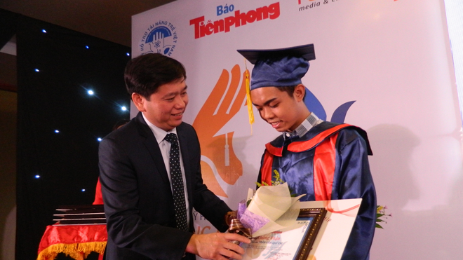 Nâng bước thủ khoa để hiện thực hoài bão Bí thư Trung ương Đoàn Nguyễn Long Hải trao học bổng Nâng bước Thủ khoa. Ảnh: PV