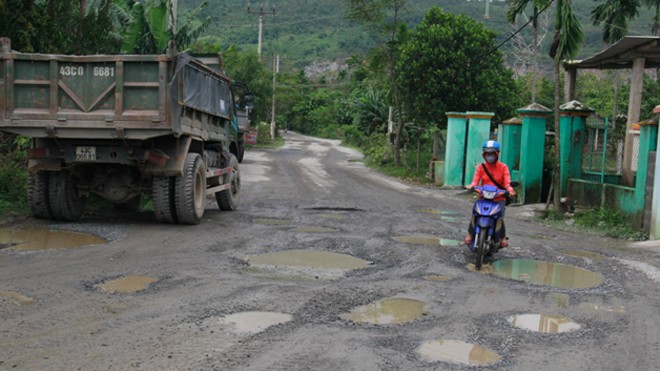 Đà Nẵng: 12 mỏ đất đá 'hành' một thôn Đoàn xe chở đất đá ra vào mỏ cày nát đường thôn Phước Thuận (xã Hòa Nhơn, huyện Hòa Vang), để lại nham nhở ổ gà, ổ trâu. Ảnh: Thanh Trần