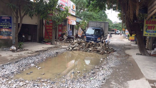 Dân dựng 'hàng rào' chặn xe Dân dựng 'hàng rào' chặn xe